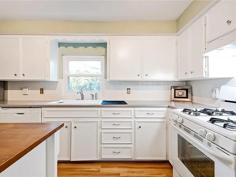 7815 Hardy Dr — Photo 5