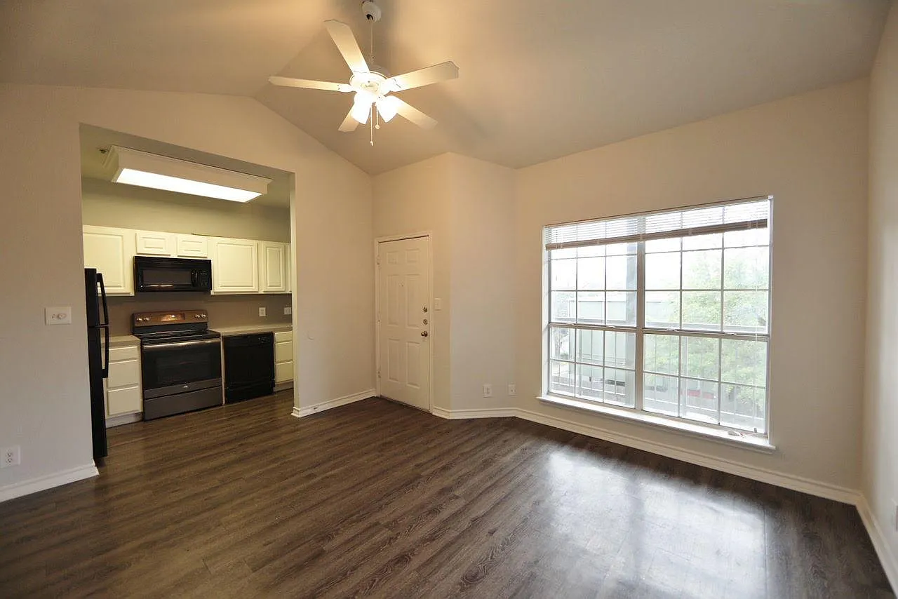 San Remo Apartments — Photo 3