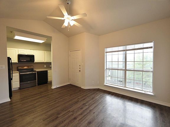 2x1.5 Living Room & Entry Way