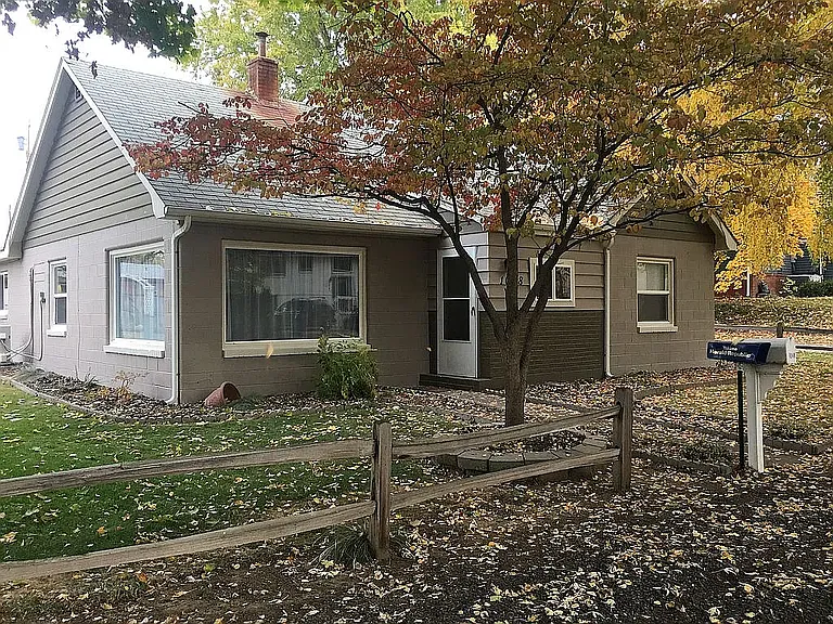 1048 Elm St — Photo 15