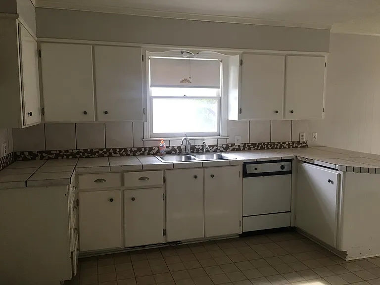 2317 College St — Photo 11