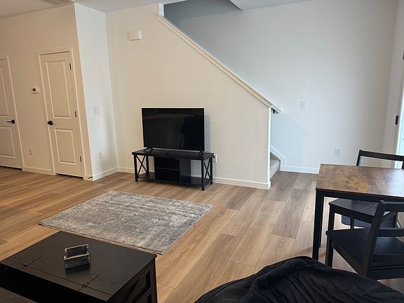 4th image of 764 Nob Hill Ln #3