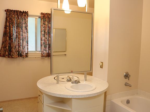 Retro guest bath w/tub