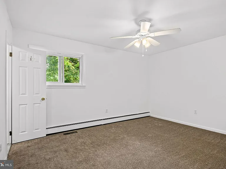 190 Maple Ave — Photo 16