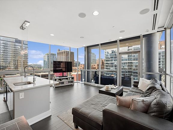 4th image of 110 W Superior St #1003