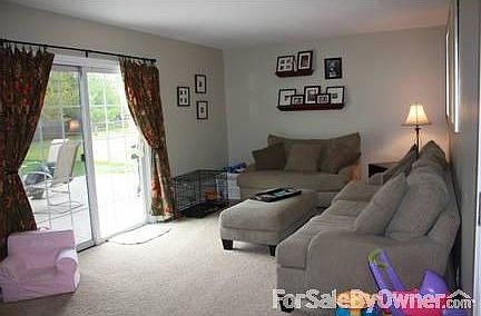 Family Room : Sliding doors lead to backyard deck