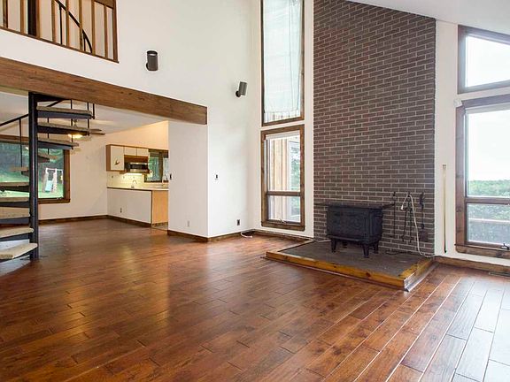 5th image of 19 Linden Ln N