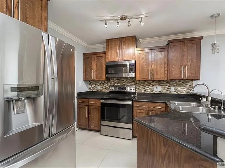 103 S 48th Ln #3 — Photo 2