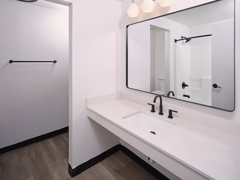 02-26-Canvas-Muse-Apt-321-DSCF9746-LOW