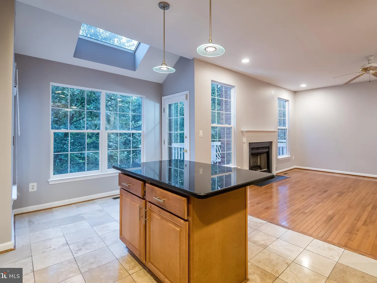 3 bed, 3.5 bath, 2804 sqft, $3,700 — Photo 3