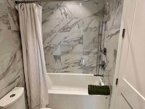 4th image of 427 Lampson St #404