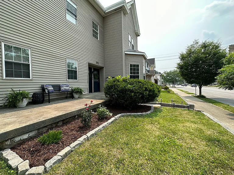 912 E Spring St #1B — Photo 12