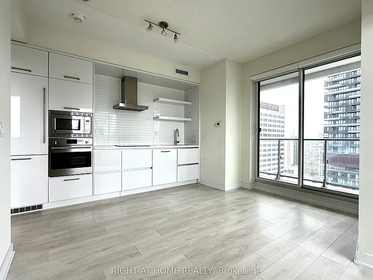 2221 Yonge St #3102 — Photo 13
