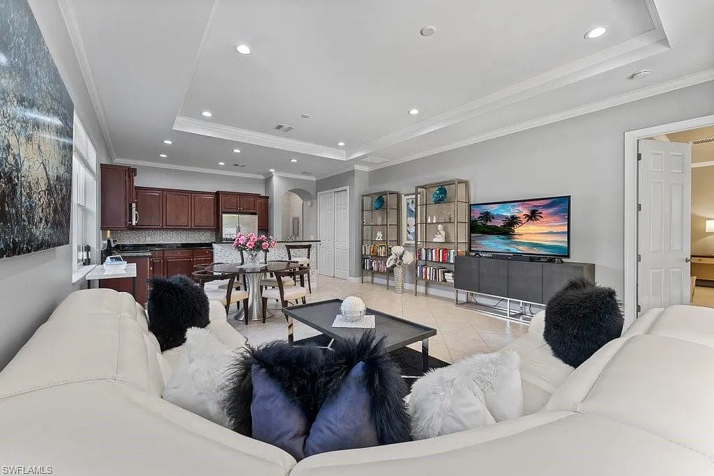 3 bed, 2.0 bath, 1827 sqft, $8,000 — Photo 3