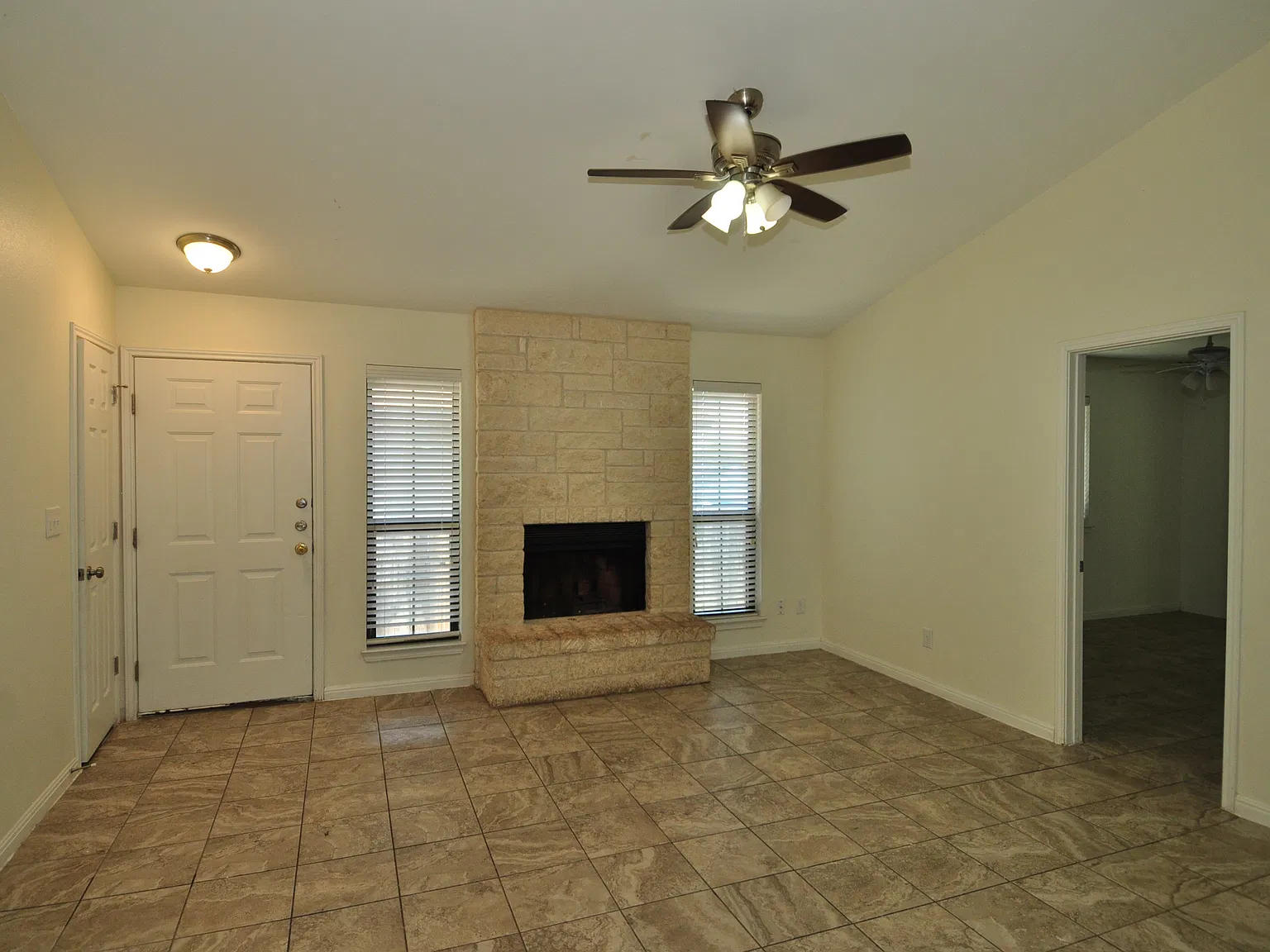 3 bed, 968 sqft, $1,350 — Photo 3