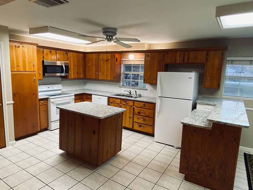 Spacious Kitchen - Brand New Granite Counter Tops!