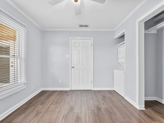 Bedroom w/Washer & Dryer