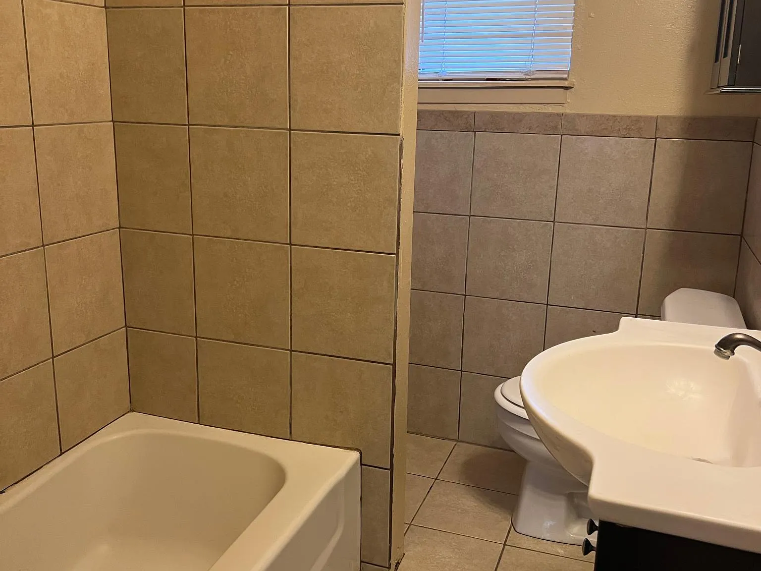 1 bed, 800 sqft, $1,050 — Photo 3
