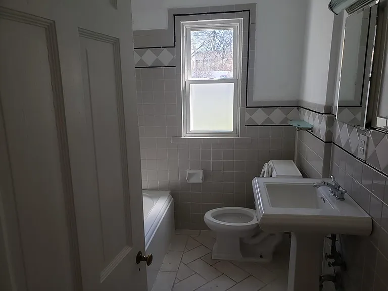 556 S Clay Ave — Photo 9