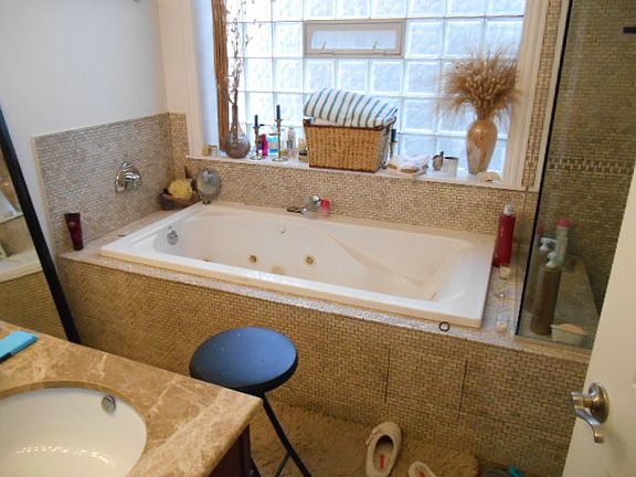 4th image of 646 N Oakley Ave #3