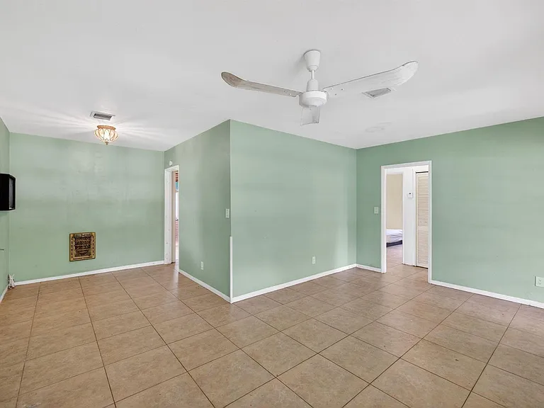841 SW 18th Ct — Photo 19