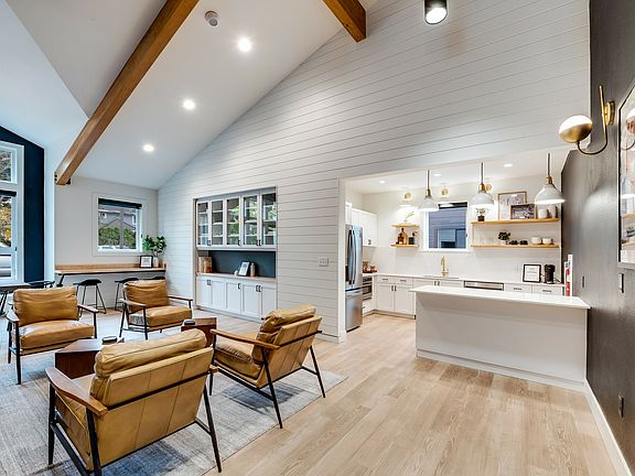 Clubhouse Kitchen and Lounge