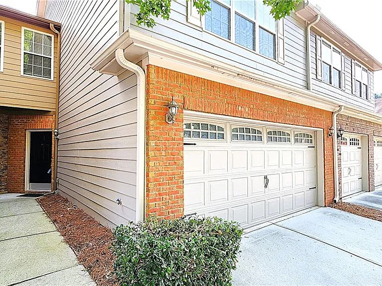 3249 Brockenhurst Dr — Photo 2