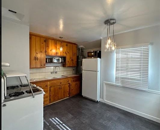 5th image of 12155 Burbank Blvd