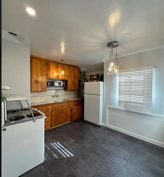 12155 Burbank Blvd — Photo 6