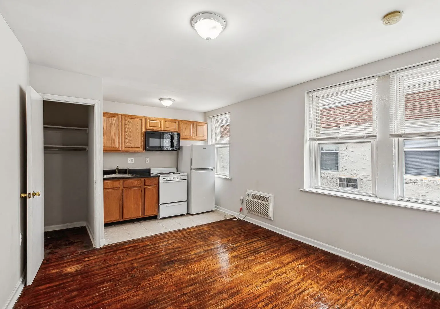 Studio, $990 — Photo 1