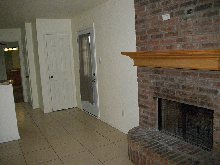 715A N Pecan St — Photo 4