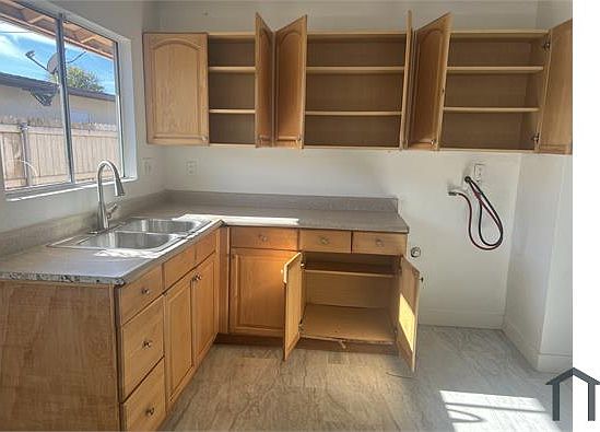 2nd image of 421 N L St #A