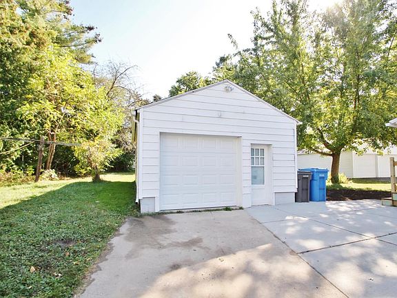 3rd image of 1403 Dakota St