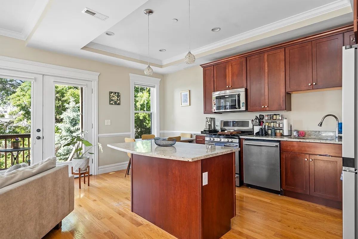 Building Photo - 737 E 7th St #2