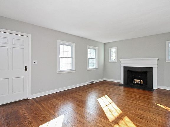 4th image of 86 Bolton Ave
