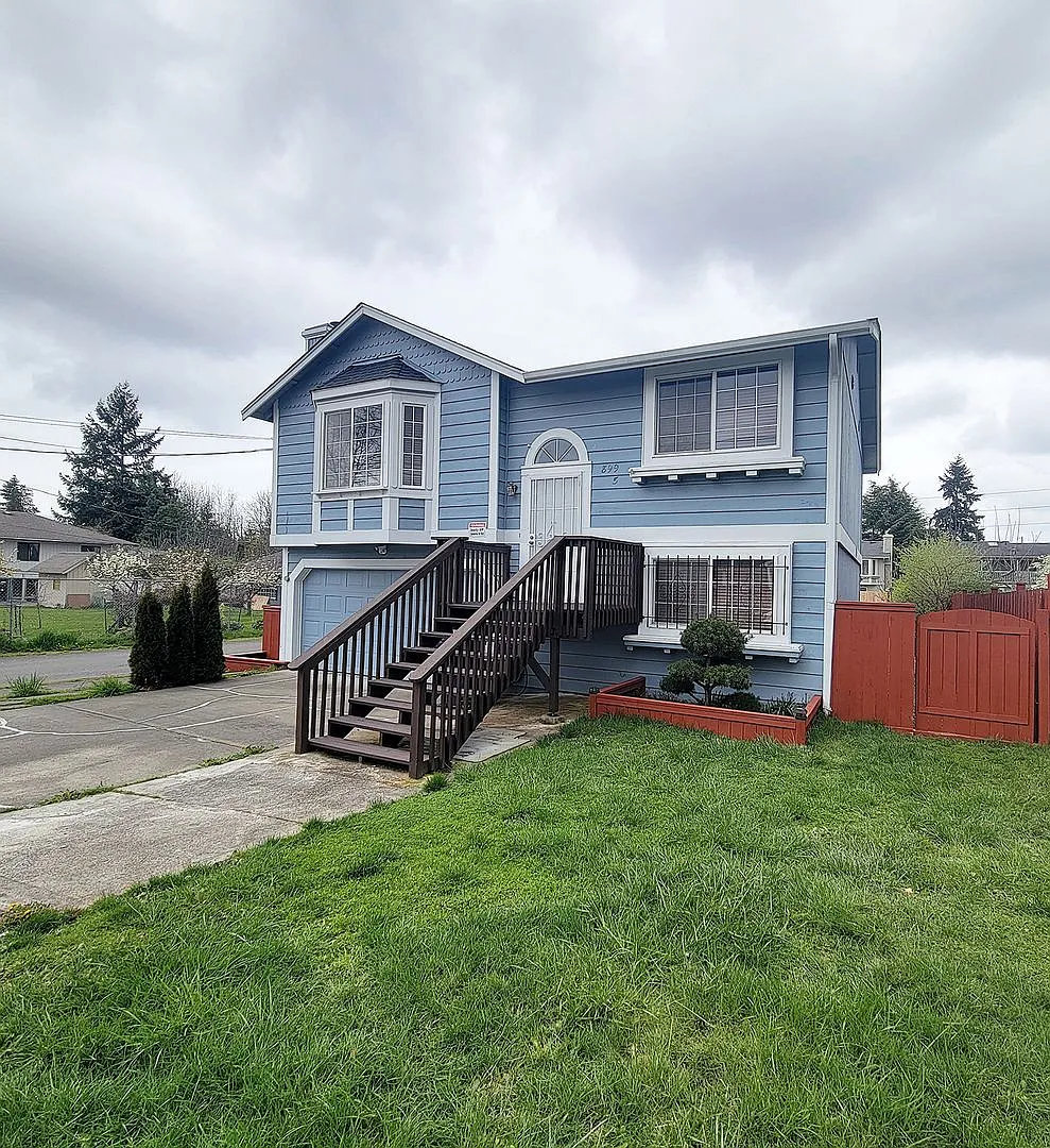 Spacious 4 Bedroom Home in S.Tacoma, Available Now! — Photo 1
