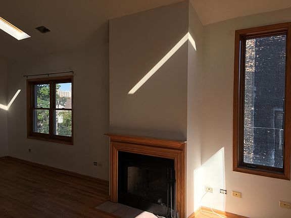 5th image of 817 N Milwaukee Ave