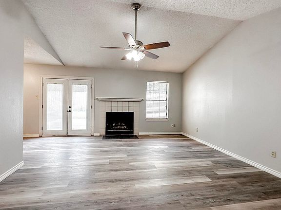 3rd image of 716 Southwood Dr
