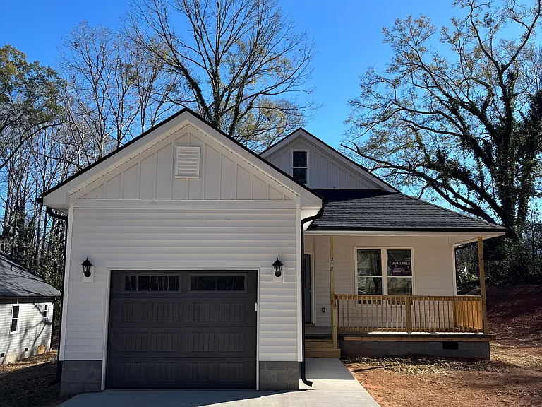 213 Carswell Dr — Photo 2