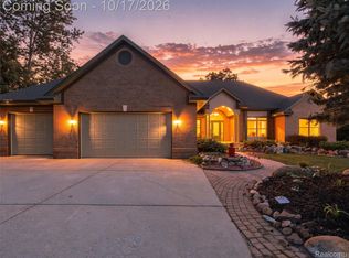 87 Oak View Dr, Lapeer, MI 48446