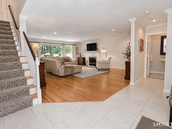 3rd image of 6 Acorn Glen #6