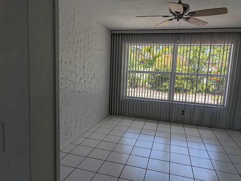 125 SW 19th Ave #UTIL INCLUDED — Photo 17