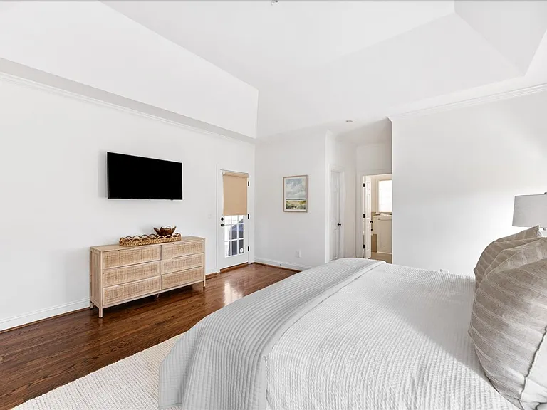 SmartTV in Principal Bedroom. Access to back patio