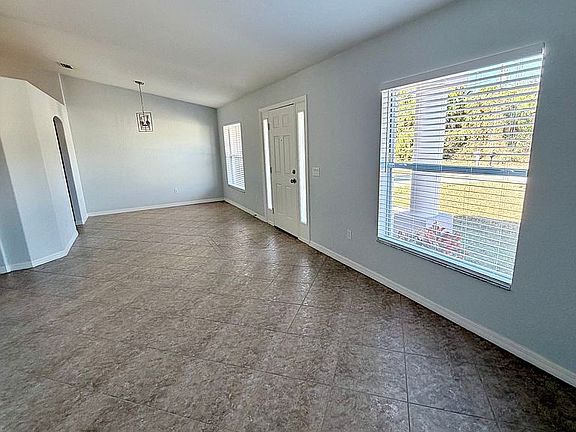 5th image of 1528 Koltenborn Rd