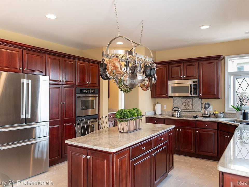 916 Majestic, photo 9