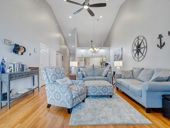4th image of 415 Heather Ln