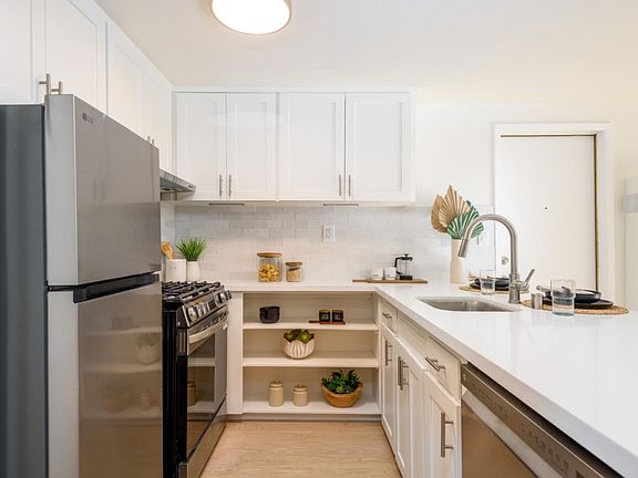 5th image of 2367 Bay St #A