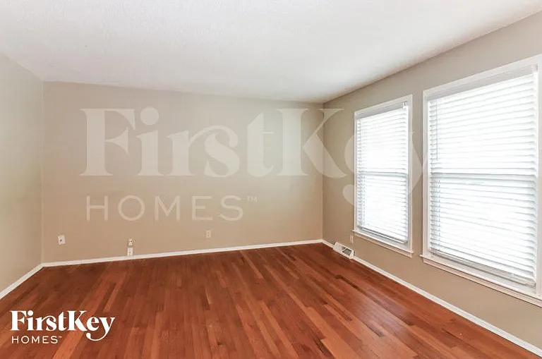 518 S Adams St — Photo 3