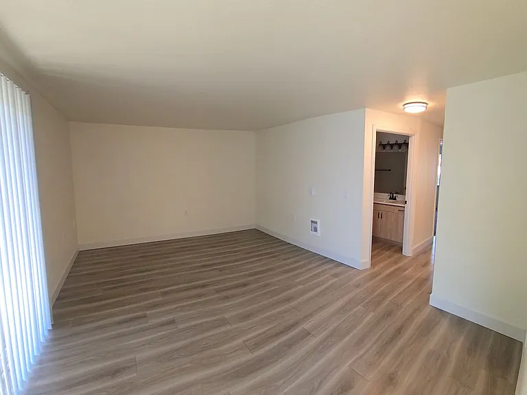 Winfou06-Columbia Village Apartments — Photo 19