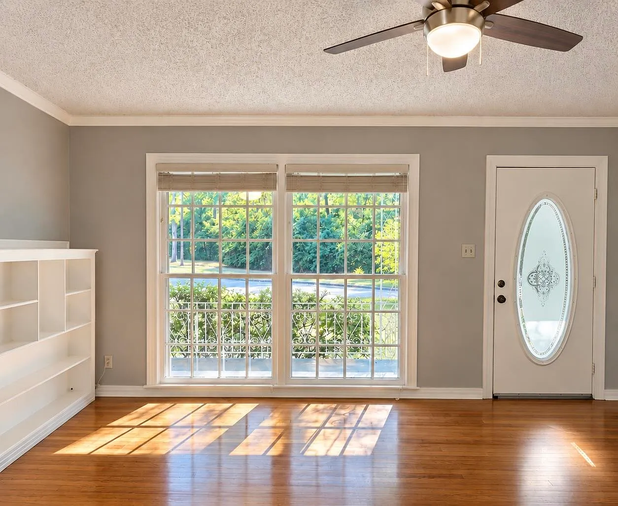 2 bed, 1.0 bath, 1360 sqft, $1,600 — Photo 2